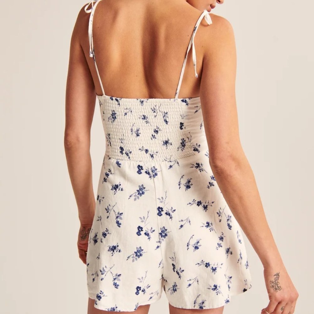 Abercrombie & Fitch White and Blue Floral Romper - size  Large - Picture 2 of 3